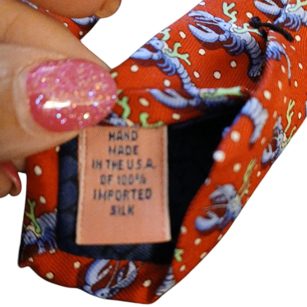 VINEYARD VINES NECKTIE. Red with blue lobsters